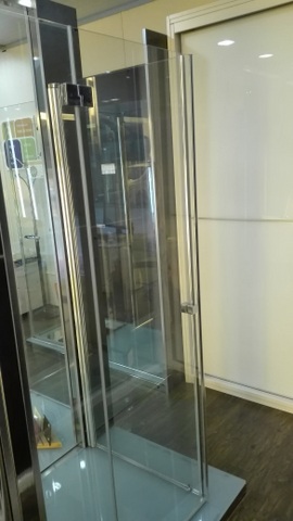 Mampara de baño para plato de ducha con puerta abatible y fijo lateral.