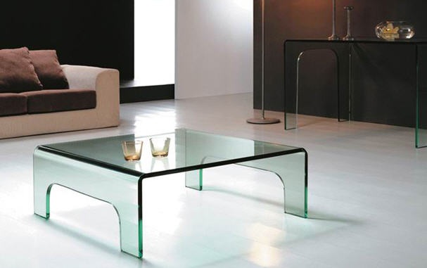 mesa de diseño baja de cristal curvado y templado